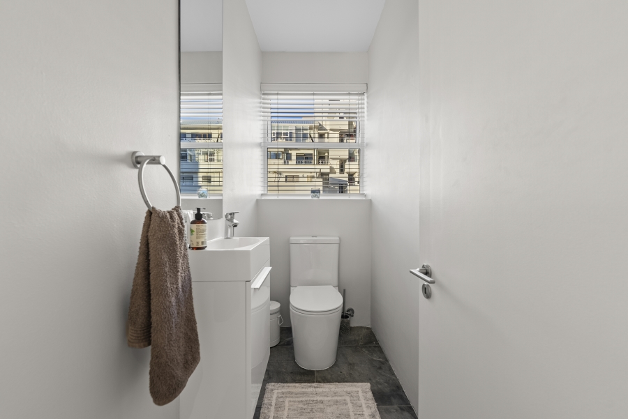 To Let 4 Bedroom Property for Rent in Sea Point Western Cape